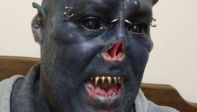 Tatuador brasileiro mutila o nariz e a língua e choca com transformação