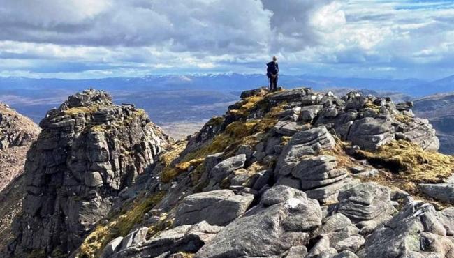 Britânico de 81 anos escala montanhas para arrecadar dinheiro para instituições de saúde