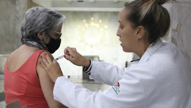 Butantan busca voluntários para teste de vacina da gripe para idosos