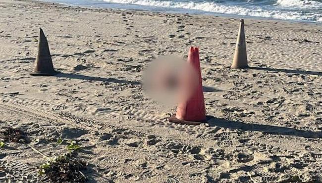 Cabeça humana é encontrada na praia após corpo decapitado ser achado no mar em cidade vizinha