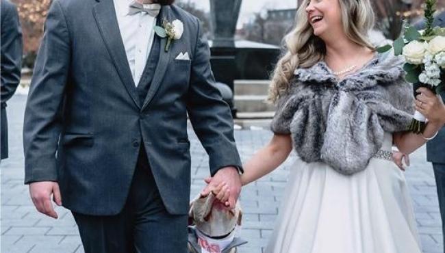 Cachorro é padrinho de casamento e rouba a cena nas fotos da festa