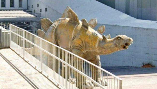 Cadáver é encontrado dentro de estátua de dinossauro em Barcelona