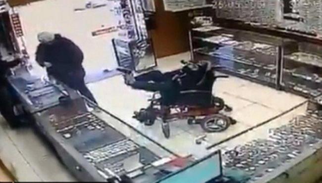 Cadeirante mudo anuncia assalto em bilhete e usa arma com pé