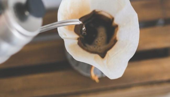 Café tem benefícios, mas pesquisa aponta que consumo da bebida pode causar aumento de palpitações cardíacas