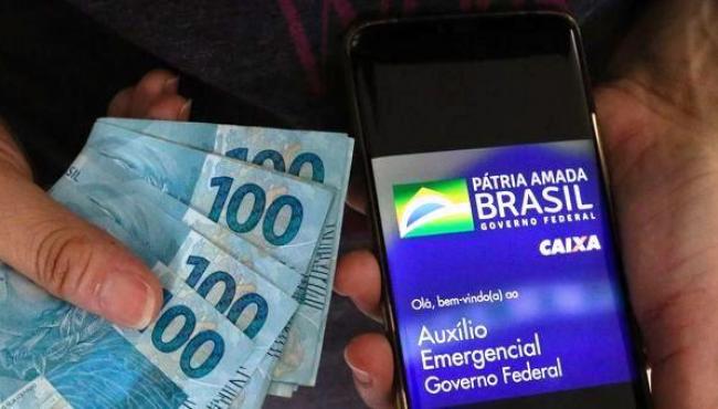 Caixa paga auxílio extra de R$ 300 a 3,3 milhões nesta segunda-feira (5)