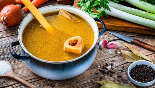 Caldo de ossos é “superalimento”? Entenda o que diz a ciência
