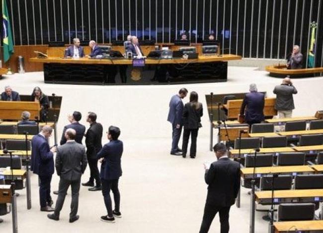 Câmara aprova MP que abre crédito de R$ 10 bilhões para reduzir preço do diesel
