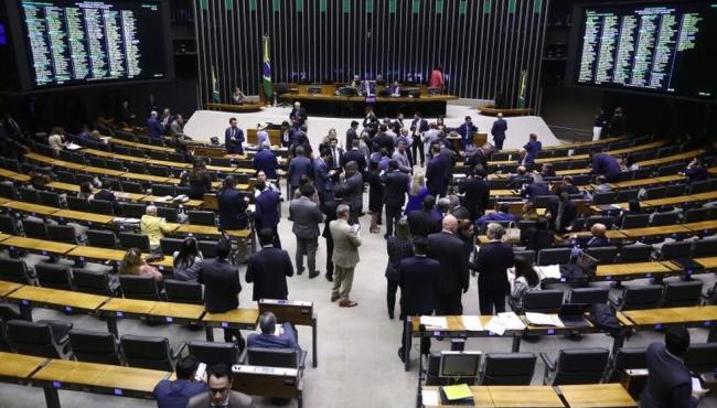 Câmara aprova projeto que reestrutura carreiras do governo e reajusta salários; impacto é de R$ 18 bilhões em 2025