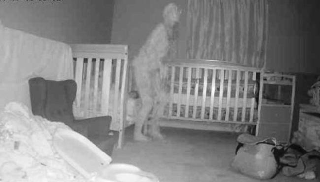 Câmara flagra figura assustadora em quarto de crianças durante a madrugada