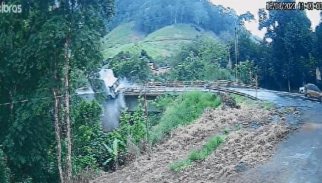 Caminhão cai de ponte na BR-101 no ES; motorista morre