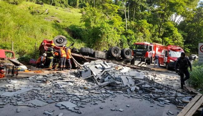 Caminhão carregado com pias de granito tomba na ES-164 no Sul do ES; motorista morreu no local