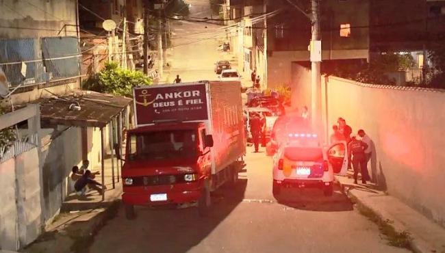 Caminhão desgovernado desce ladeira e atinge três carros na Serra, ES