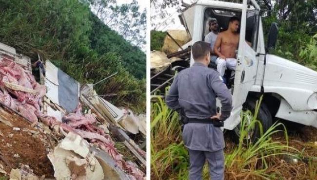 Caminhão frigorífico carregado de carne capota e deixa três feridos no ES