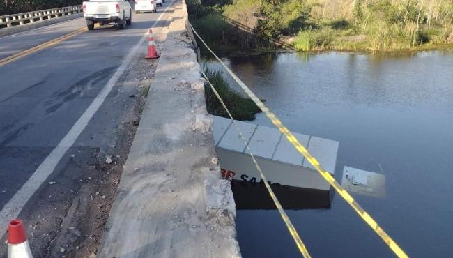 Caminhão sai da pista, quebra mureta de ponte e cai em rio na BR-101, no ES