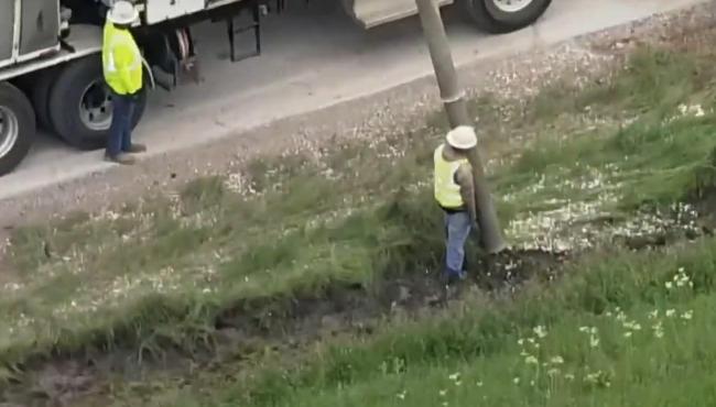 Caminhão tomba e espalha 8 milhões de moedas em estrada