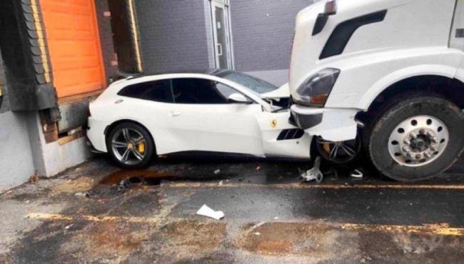 Caminheiro irritado "atropela" Ferrari de R$ 1,6 milhão do patrão