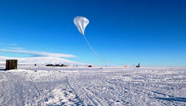 Caminho invertido de raios cósmicos intriga cientistas: Outro universo?