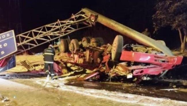 Caminhoneiro morre em acidente com carreta na BR-262, na divisa entre ES e MG