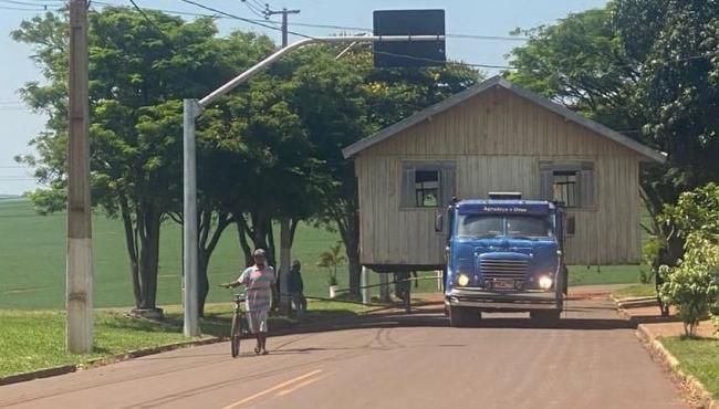 Caminhoneiro transporta casas inteiras há 45 anos no interior do Paraná