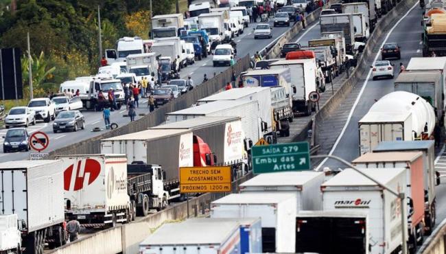 Caminhoneiros aderem à greve dos petroleiros