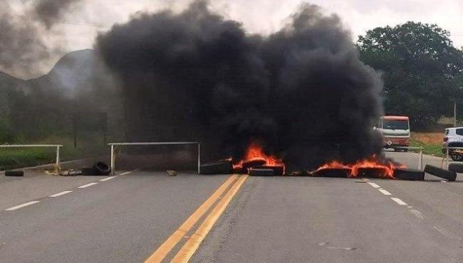 Caminhoneiros colocam fogo e interditam trechos da BR-101 e BR-262, no ES
