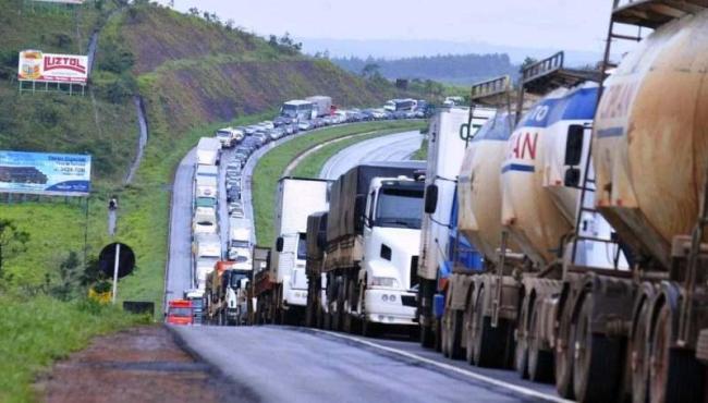 Caminhoneiros do ES anunciam paralisação em protesto contra reajuste do diesel
