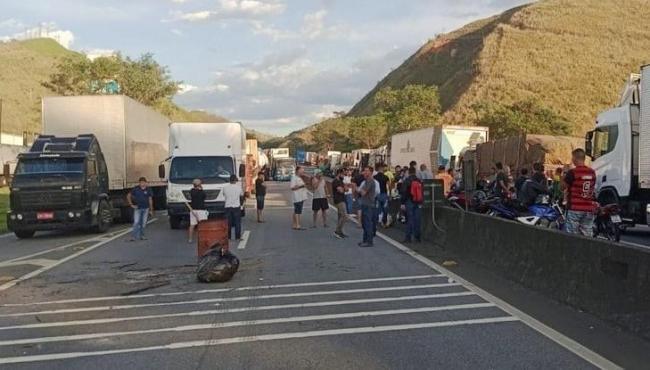 Caminhoneiros iniciam paralisação e bloqueiam rodovias pelo país