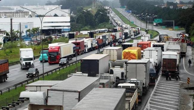 Caminhoneiros prometem greve em novembro se governo não baixar preço do diesel