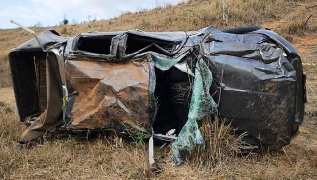 Caminhonete capota, cai em ribanceira e motorista morre em Colatina, ES