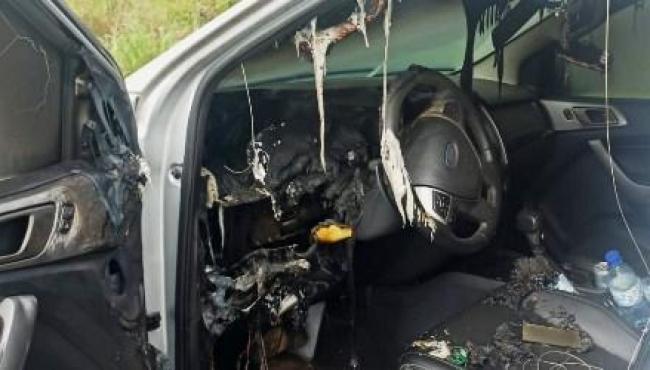 Caminhonete fica ‘derretida’ por dentro após ser atingida por raio em rodovia