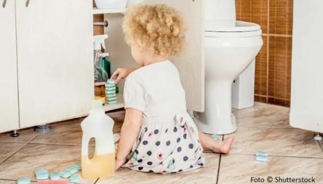 Campanha alerta sobre riscos de acidentes com produtos cáusticos, que atingem principalmente crianças