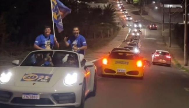 Candidato mais rico do Brasil faz carreata com helicóptero, Porsche e Ferrari