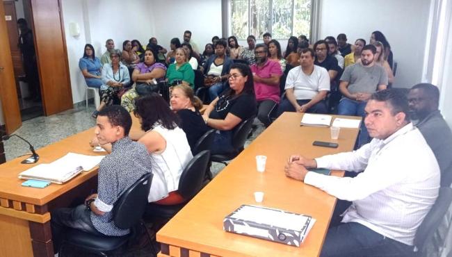 Candidatos e mesários recebem orientações para a eleição do Conselho Tutelar, em Conceição da Barra, ES