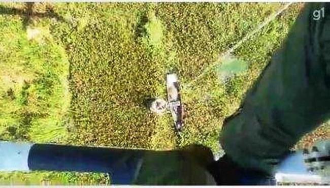 Canoa encalha em lagoa da Serra, ES, e pescador é resgatado de helicóptero