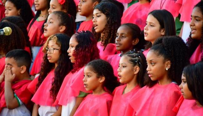 Cantata de Natal foi apresentada por estudantes de escolas municipais no Centro de São Mateus, ES