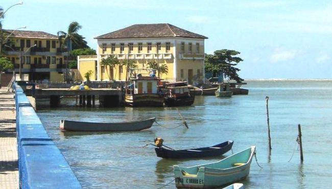 Capitania dos Portos realiza atendimento à pescadores e donos de barcos em Conceição da Barra, ES