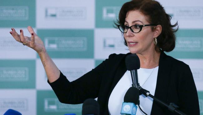 Carla Zambelli renuncia ao mandato; Câmara dará posse ao suplente