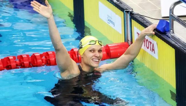 Carol Santiago é tricampeã mundial dos 100m costas em Singapura