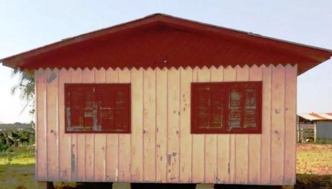Carpinteiro coloca casa inteira em carreta e muda endereço dela após receber calote