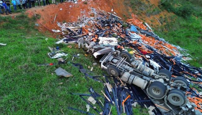 Carreta cai em ribanceira e motorista morre em Colatina, ES