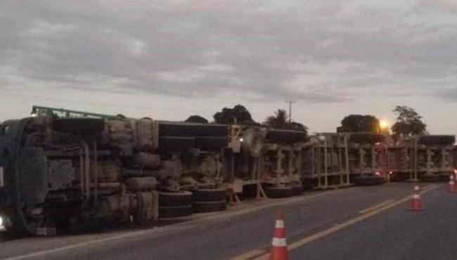 Carreta carregada com eucalipto tomba e interdita BR-101 em Conceição da Barra, no ES