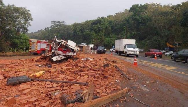 Carreta com granito tomba em cima de carro e caminhão na BR-101 e mata duas pessoas 