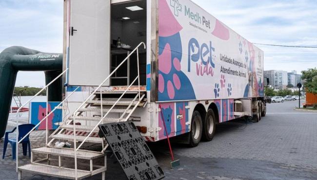 Carreta Pet Vida oferece vacinação e castração gratuitas para cães em Conceição da Barra, ES
