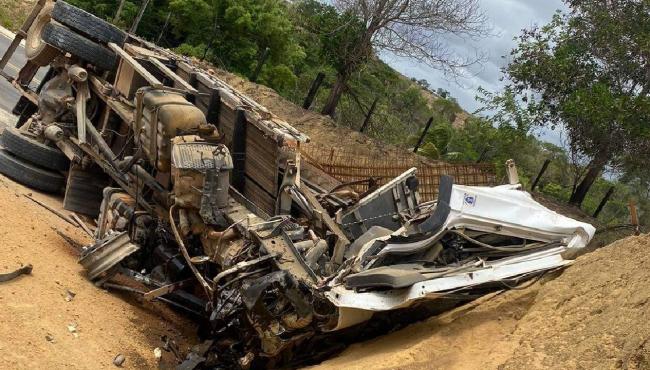 Carreta tomba na rodovia ES-130 e deixa duas pessoas mortas, no ES