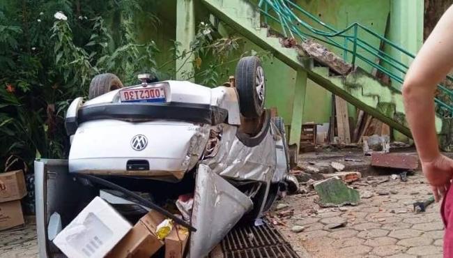 Carro cai de escadaria e fica com rodas para cima em Colatina, ES
