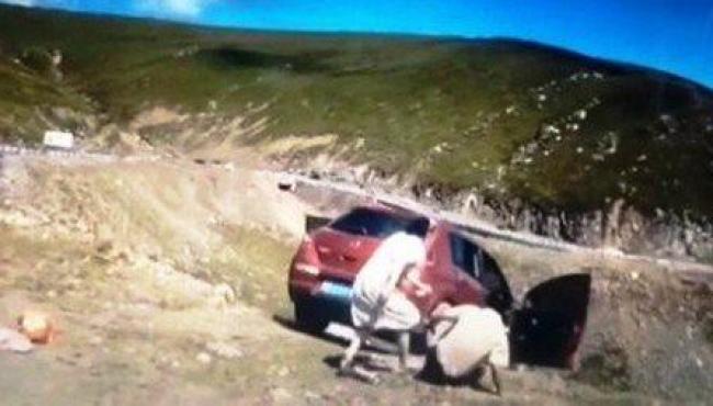 Carro cai em penhasco de mirante com uma pessoa a bordo enquanto família via paisagem 