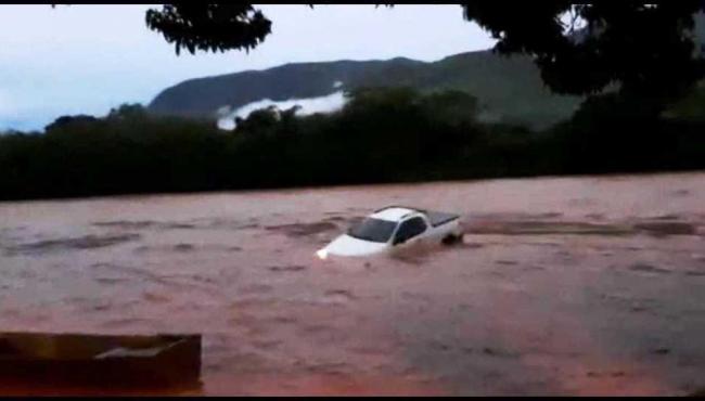 Carro cai no Rio Doce e motorista é salvo por populares