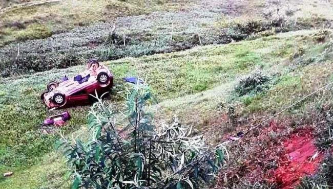 Carro capota com mulher grávida em trabalho de parto e bebê morre na região Serrana do ES