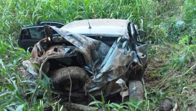 Carro capota na BR-262 e deixa duas pessoas mortas, no ES