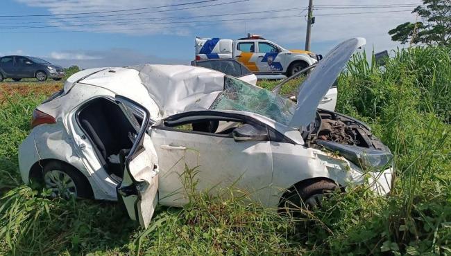 Carro capota na ES 248 e deixa cinco pessoas feridas, em Linhares, ES